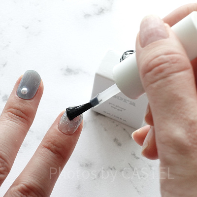 トップジェルを塗って硬化する