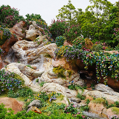 ファンタジースプリングスのパーク内入口にあるラプンツェルの像