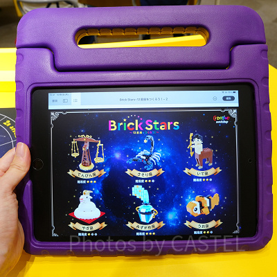 タブレットで説明書を見ながら組み立てます