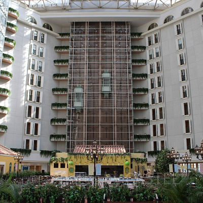 吹き抜けのロビー