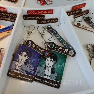 進撃の巨人　レザーキーホルダー（手前）とストラップ（奥）