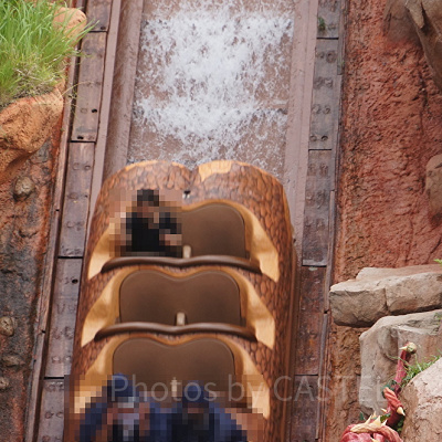 アトラクションもソーシャルディスタンスをキープ