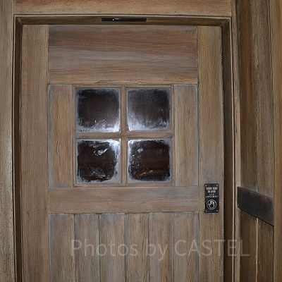 ビッグサンダー･マウンテン横の喫煙所入口自動ドア