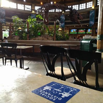 レストランの席は対面しないように