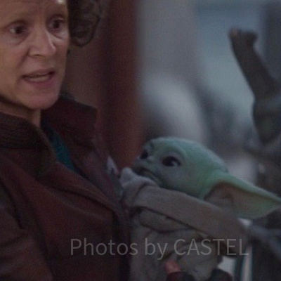 抱っこされるベビーヨーダ（ザ・チャイルド）