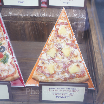 ベーコンとパイナップルのピザ
