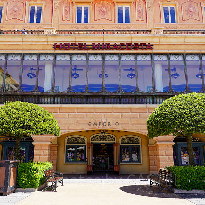 大きなガラス張りがベッラヴィスタ・ラウンジ（ミラコスタ）