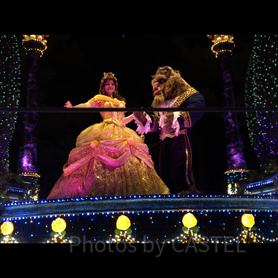 エレクトリカルパレードに出演しているベルと野獣