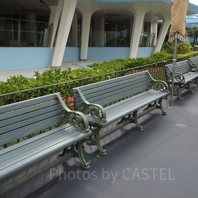 1個おきに座る仕様のベンチ