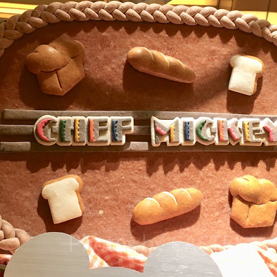 シェフミッキーのロゴをあしらったパン