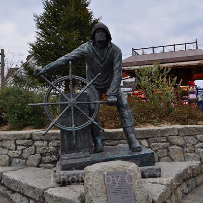 アミティエリアの銅像