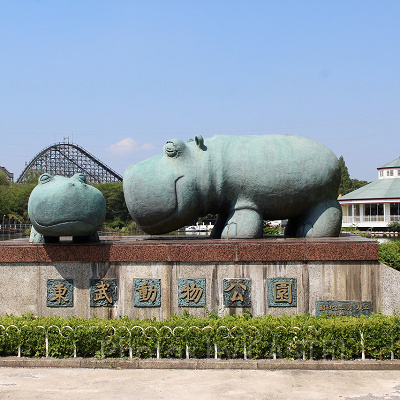 東ゲートから入園すると出迎えてくれるカバの銅像