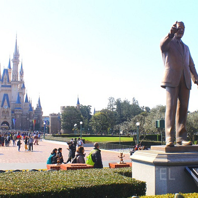 ディズニーの歴史を感じるパートナーシップ銅像