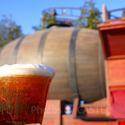 ビール樽を背景に撮影したバタービール