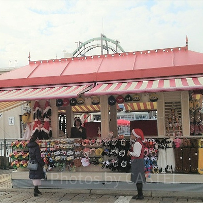 ミニオンパーク前のカート/商品選びをするゲストにアドバイスをするUSJクルー