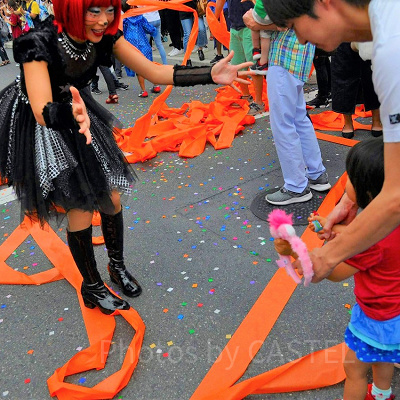USJのハロウィーンパレードでキャストとダンス