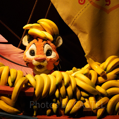 バナナに埋もれるチャンドゥ