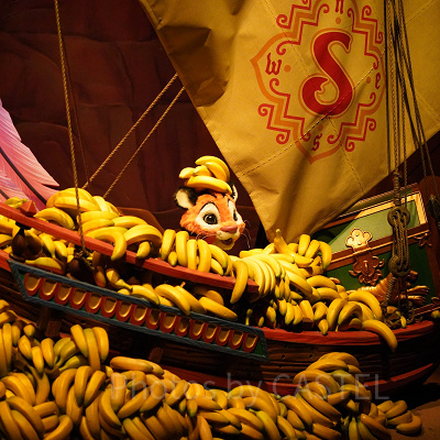 バナナに埋もれるチャンドゥ