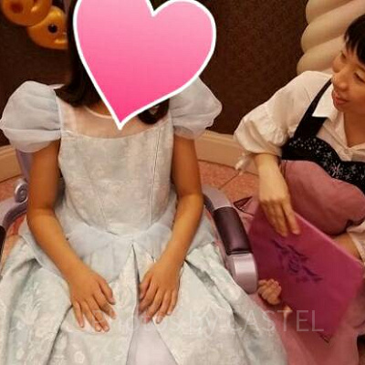 ドレスに着替えて魔法のドレッサーの前で説明を聞きます