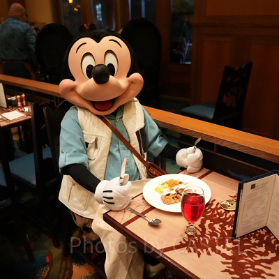 カリフォルニア・アナハイムディズニーのキャラクターダイニング：ミッキーに食事と席を取られて！？