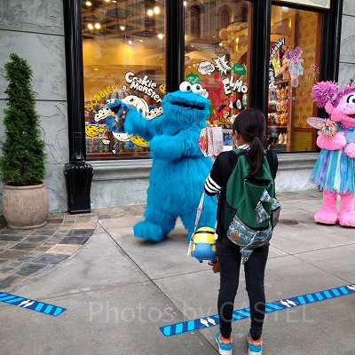 ソーシャルディスタンスを守ってキャラクターグリーティング！