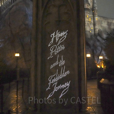 アトラクション入口に夜になると浮かび上がる文字