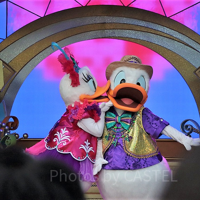 「機嫌を直して♡」とキスをします♪