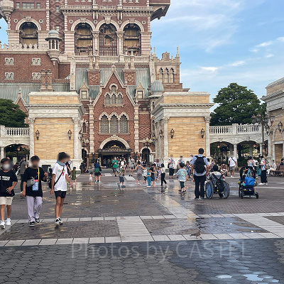 ウォーターフロントパークの噴水で水遊びをする子どもたち
