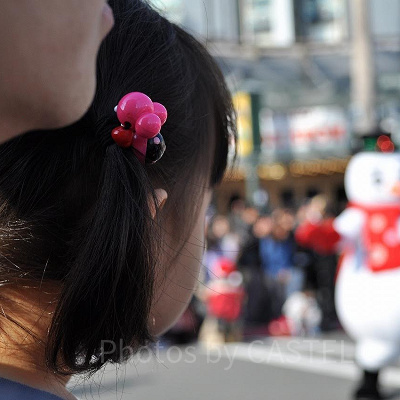 ユニバーサルスタジオジャパンのパレードを見る子供（2018年クリスマスパレード）