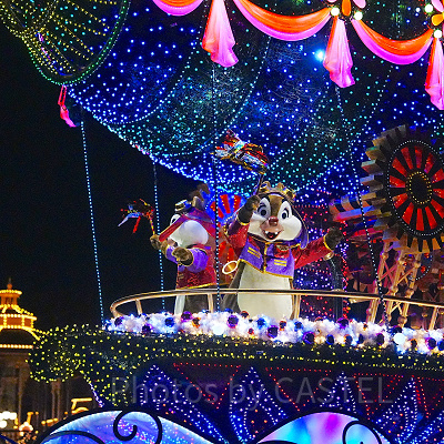 チップとデールも手に飾りを持っています