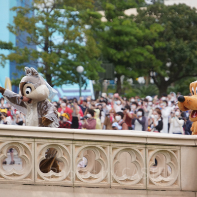 ステージを行ったり来たりするチップとプルート