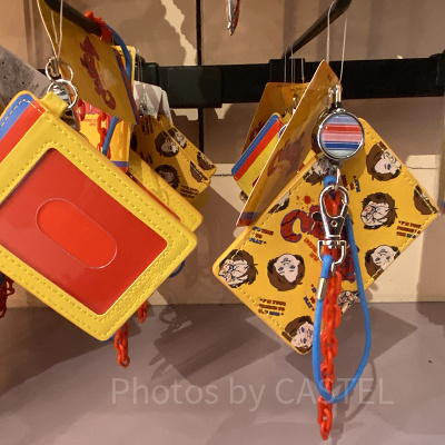 ユニバハロウィン2022グッズ：チャッキーの総柄チケットホルダー