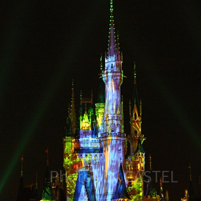 プロジェクターマッピングを使用したショーで飾られたシンデレラ城