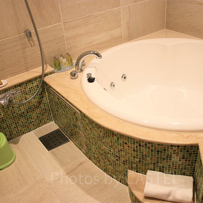 洗い場付きの円形ジャグジー