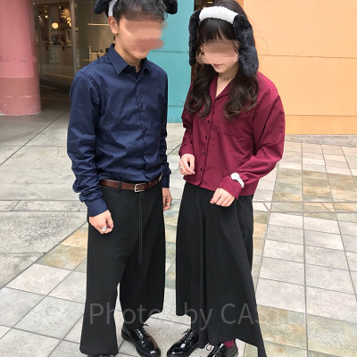 カラーシャツ×ブラックパンツのおそろコーデ