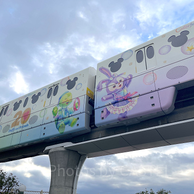 カラフルハピネスのラッピングモノレール（ディズニーリゾートライン）