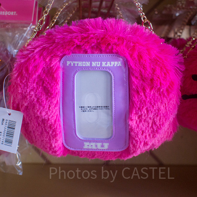 便利なパスケース付き（ポシェット裏）