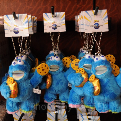 クッキーモンスターの20周年ぬいぐるみキーチェーン