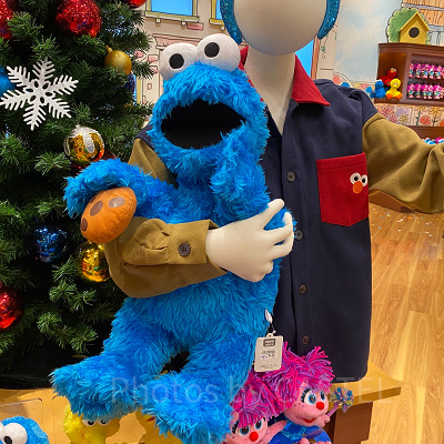 クッキーモンスターの特大ぬいぐるみ