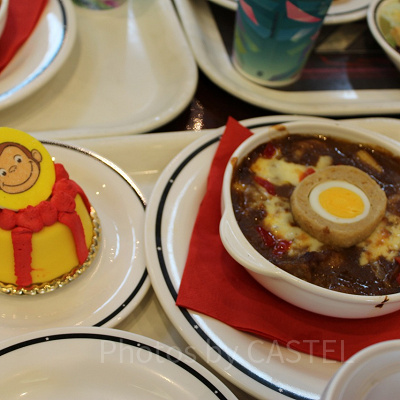 おさるのジョージ・ケーキ～バナナチョコレート～（左）／USJ