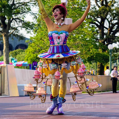 食器や家具モチーフの衣装を着たダンサー