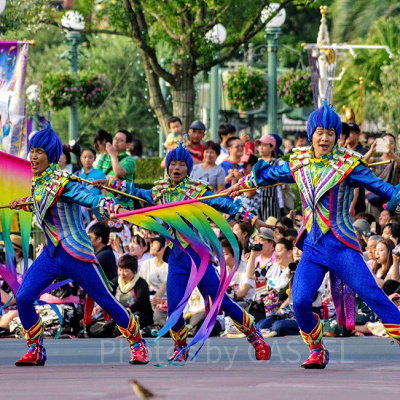 レインボーカラーのフラッグを持ったダンサー