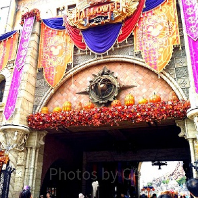 季節で異なるエントランスの装飾