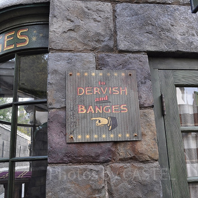 ハリー・ポッターエリアの「ダービッシュアンドバングズ」の看板／USJ