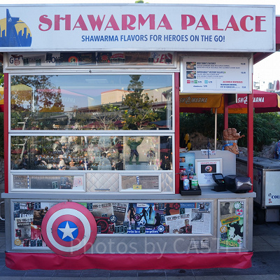 ディズニーカリフォルニアアドベンチャー：『アベンジャーズ』作中に登場したシャワルマが食べられるワゴン