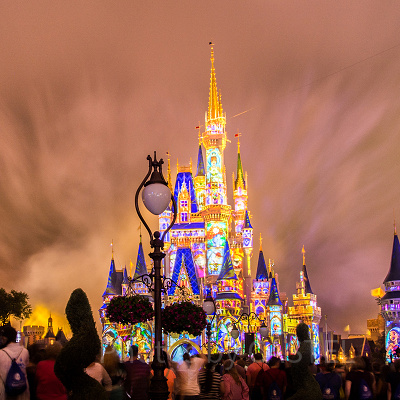 ステンドグラス風に映し出されるディズニーキャラクター　<br/>設定：16㎜ SS15.0 F10 ISO100（三脚使用・トリミングあり）