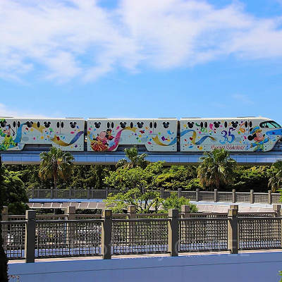 35周年ラッピングのディズニーリゾートライン