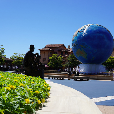 季節の花とキャラクターが出迎えてくれるディズニーシープラザ