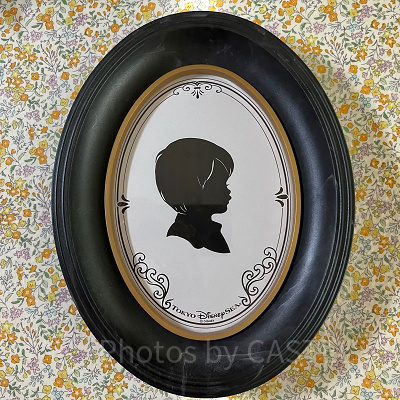 オーバルフレームに入った切り絵