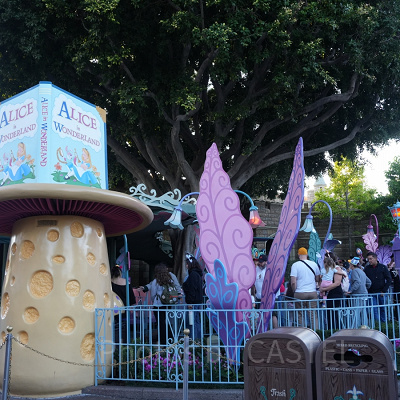 カリフォルニアアナハイムディズニーのアトラクション：アリス・イン・ワンダーランド